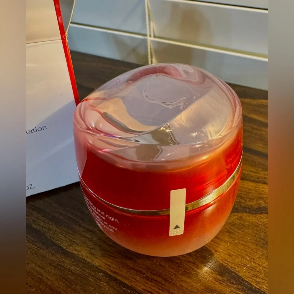 Shiseido Essential Energy Hydrating Cream - Red and White